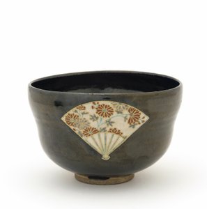 Bol à thé avec motif de réserves de ventilateurs, Kyoto, Kyoto-fu, période Edo, milieu du 17e siècle (grès avec glaçure noire et émaux sur glaçure blanche) - Nonomura Ninsei